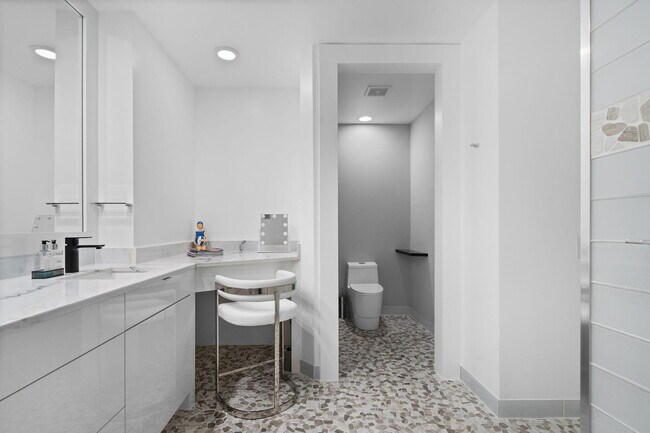 Building Photo - 347 N New River Dr E