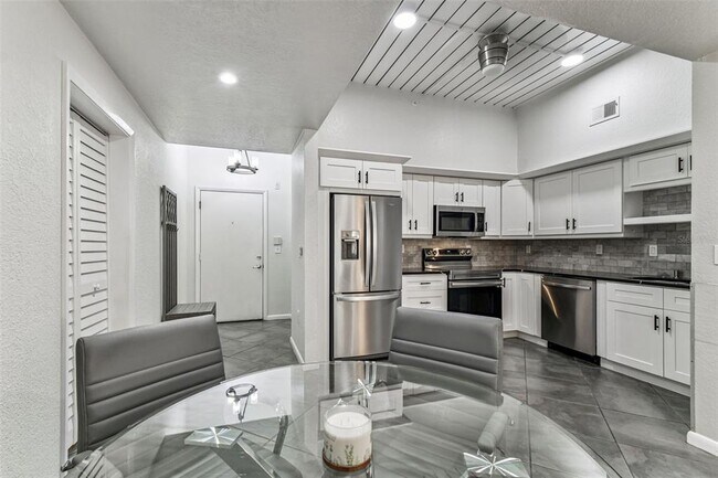 Building Photo - 2421 W Horatio St