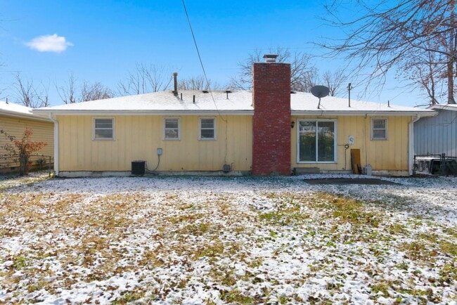 Building Photo - 3 Bedroom | 2 Bathroom | 2 Car Garage | Springfield MO | Fenced Back Yard!