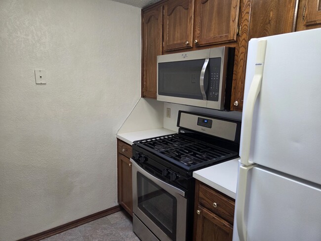 Building Photo - 2122 Meench Dr