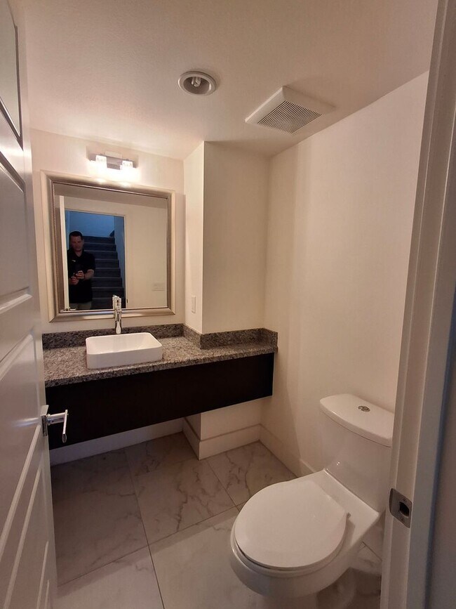 Building Photo - RECENTLY REDUCED! Beautiful Townhome in Ci...