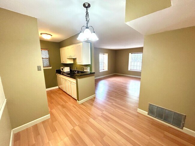 Building Photo - MOVE IN SPECIAL Upstairs Condo with Premium Amenities & Hardwood Floors!
