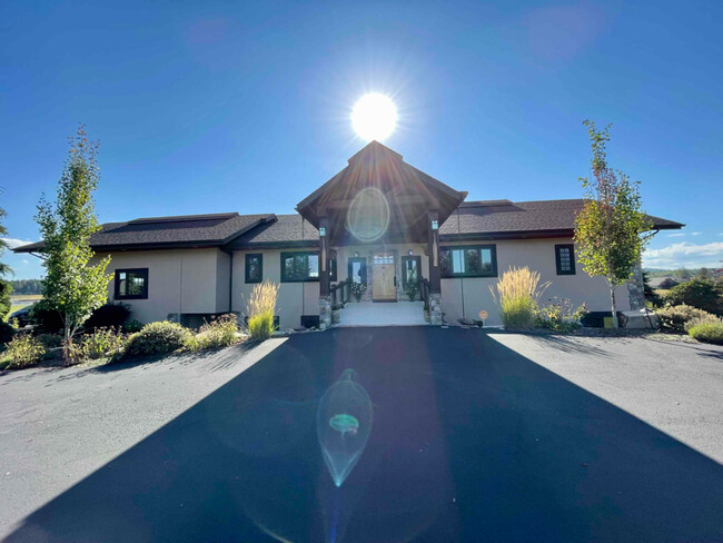 Building Photo - 3002 River Lakes Dr