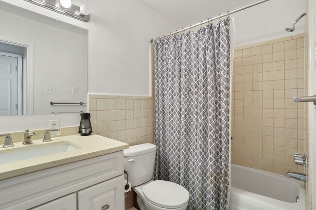 Building Photo - Gated Condo steps from Maple Street & St Charles!