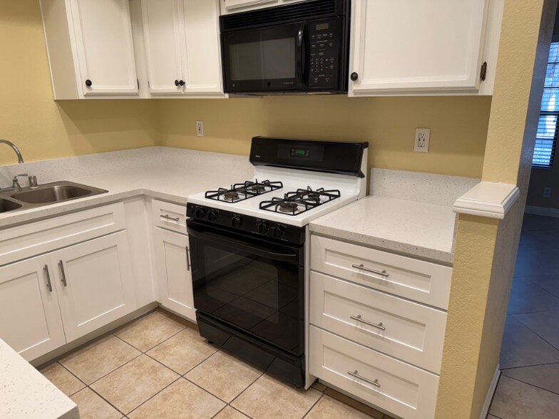 Building Photo - 8167 Vineyard Ave