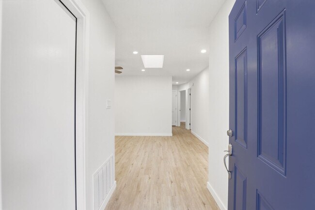 Building Photo - Stunning Remodeled 3BR Duplex in Oviedo with Modern Upgrades
