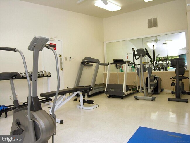 Building Photo - 4960 Sentinel Dr