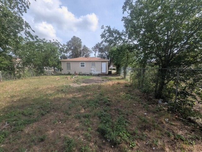 Building Photo - 505 W Hallmark Ave