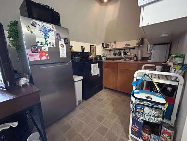 Building Photo - Walk to WWU & Downtown Bellingham from Prime Chestnut St Location