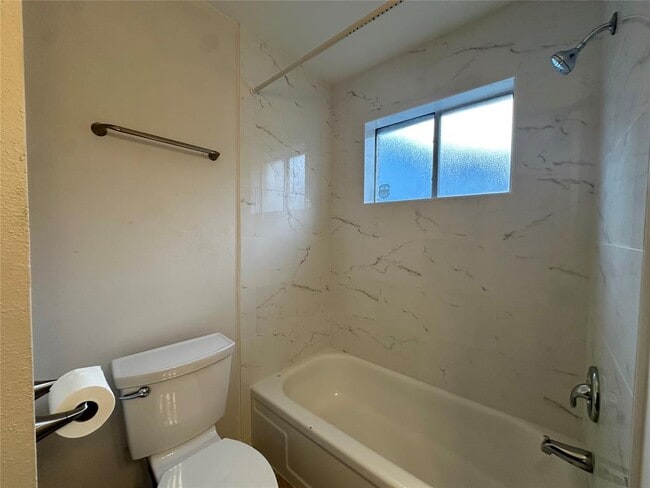 Building Photo - 12139 Huntington Park Dr