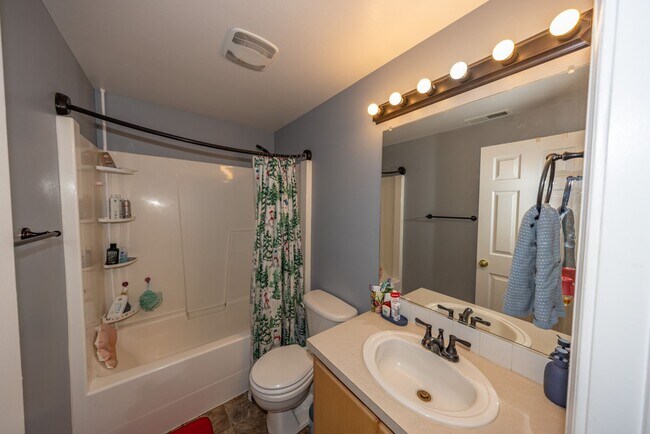 Building Photo - 5 Bedroom home, 2488sf with Central Air. Fenced Yard