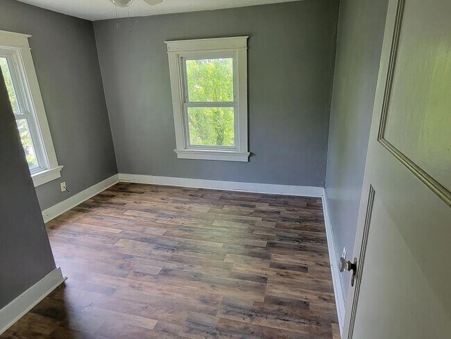 Building Photo - 715 W Fairview Ave