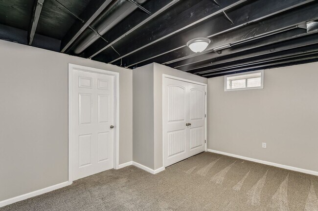 Building Photo - WEST Side Duplex for rent! Spacious 3 bed/2 bath duplex for rent! Move In Special- 1/2 off 2nd mo...