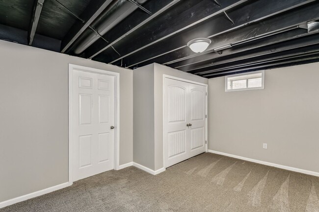 Building Photo - WEST Side Duplex for rent! Spacious 3 bed/2 bath duplex for rent