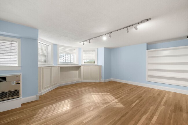 Building Photo - 242 Beacon St