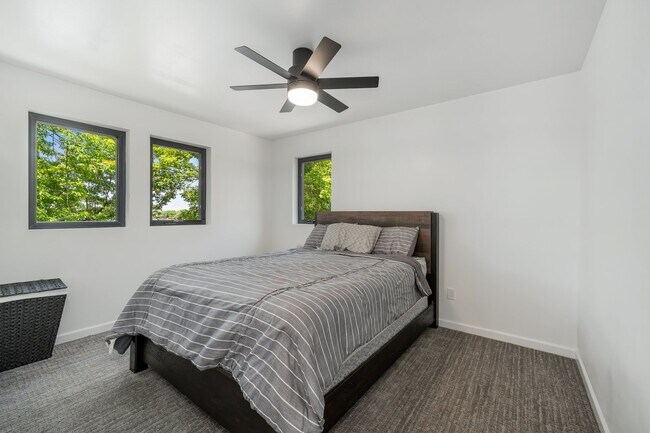 Upper master suite (designed for guests) - 26539 E Shore Pl