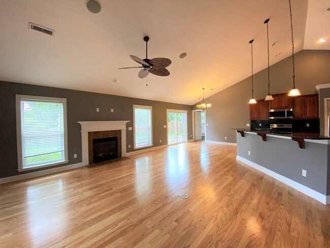 Building Photo - 3 bedroom, 2 bath with Bonus room - Hampst...