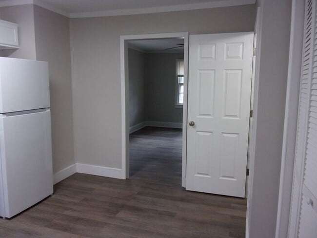 Building Photo - Renovated 2 Bedroom 1 1/2 Bath Townhome of...