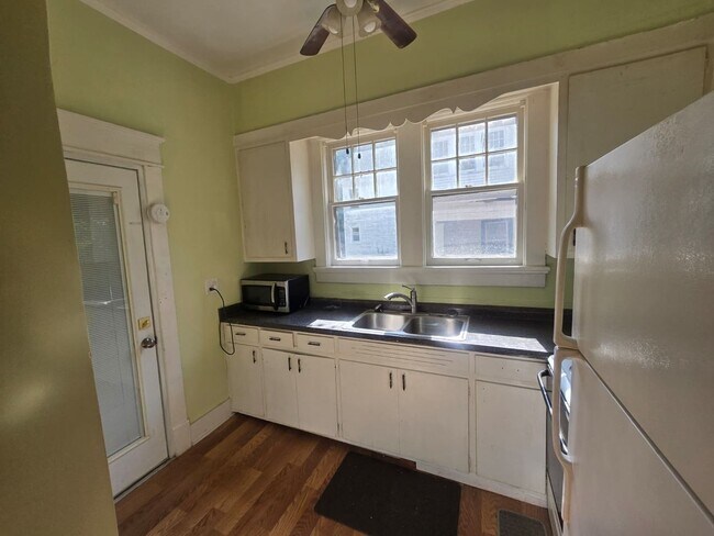 Building Photo - Charming Historic 2BR Apartment with Garag...