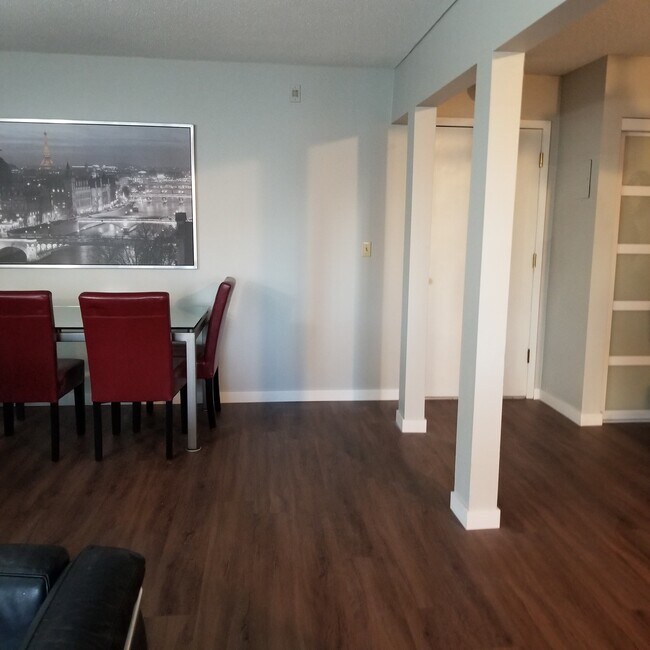 living room and entry door - 10750 Rockford Rd