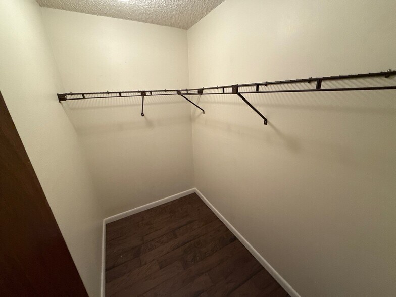 Building Photo - 851 S Oak Crest Path