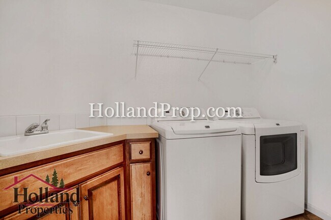 Building Photo - Spacious 4-Bedroom Portland Home with Fenced Yard, Fireplace & Modern Finishes!