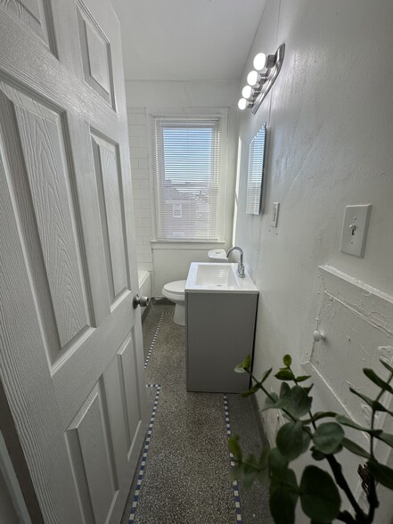 Upstairs Unit - 4820 Haverhill St