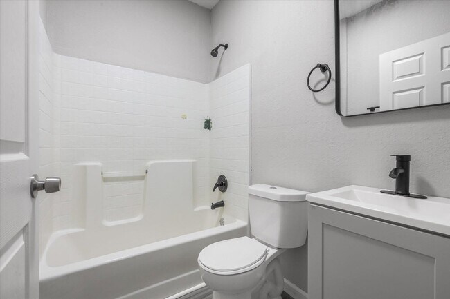 Building Photo - 401 Putnam Dr