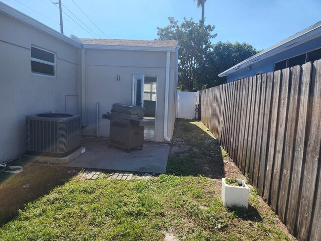 Building Photo - 413 SW 16th St