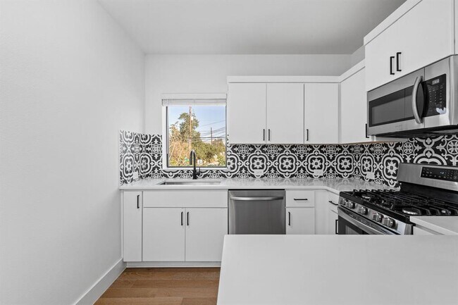 Building Photo - 1128 Chicon St