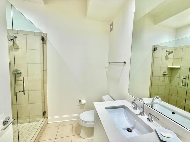 Building Photo - 717 Riverside Dr