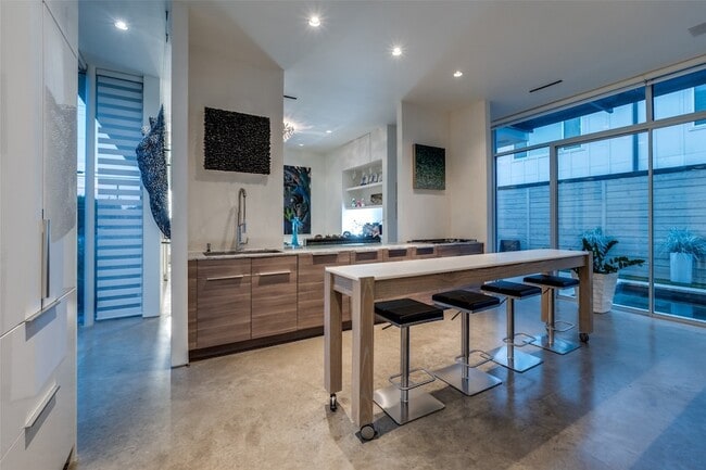 Building Photo - 2300 N Carroll Ave