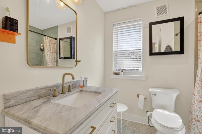 Building Photo - 1742 Dorrance St