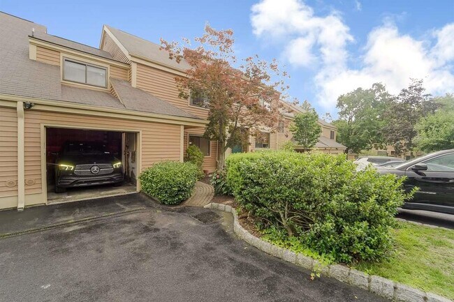 Primary Photo - 13 Bayberry Ln