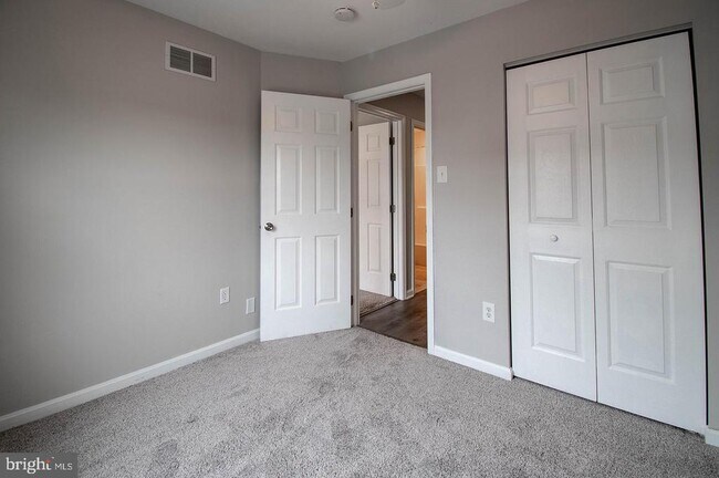Building Photo - 5620 Queen Anne Ct