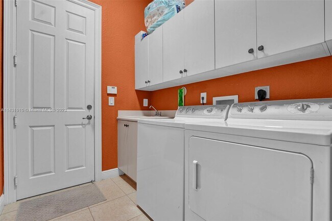 Building Photo - 5038 SW 183rd Ave
