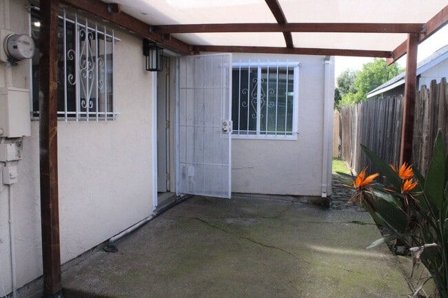 Building Photo - 135 Poinsettia Ave
