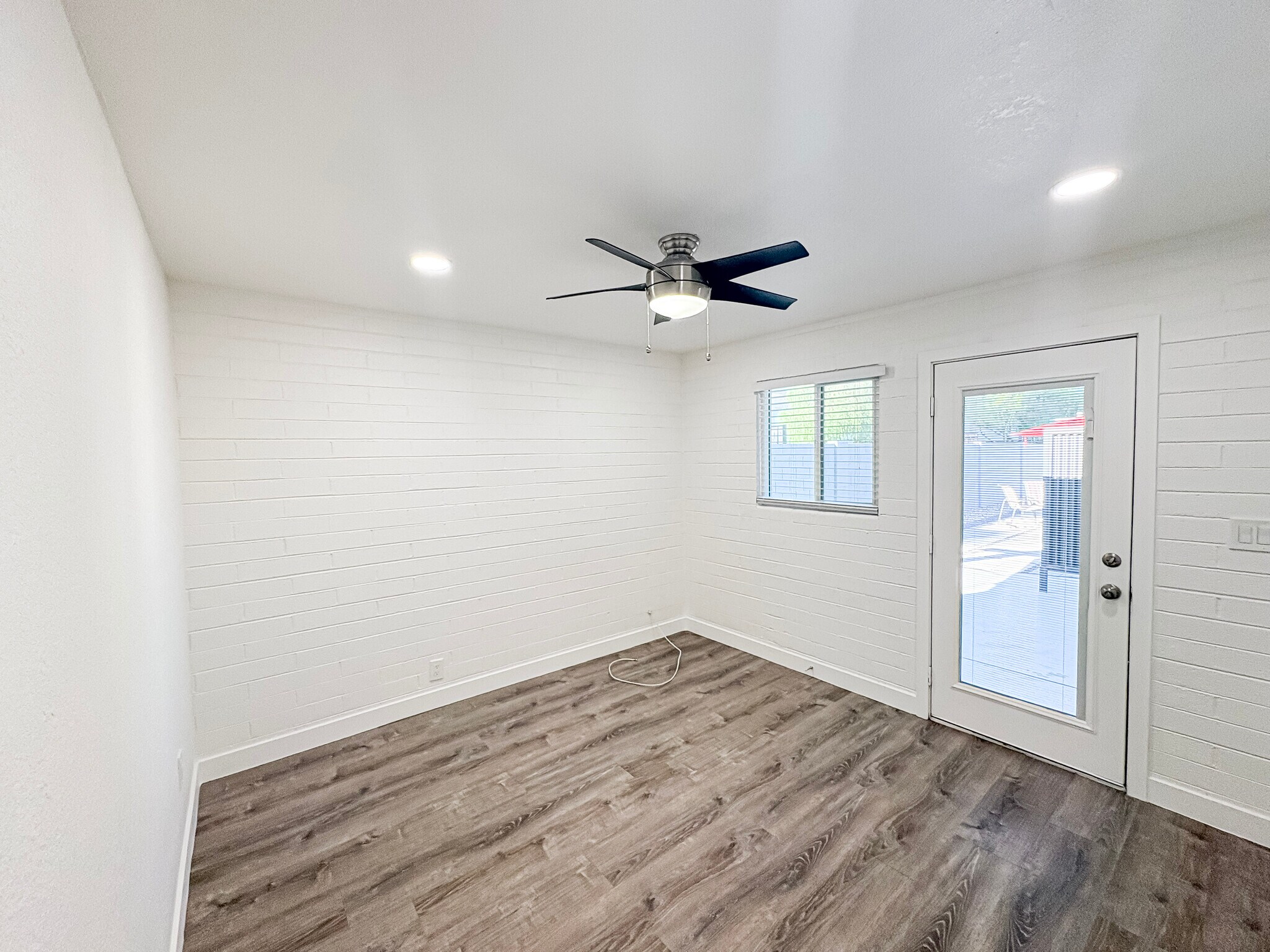 Building Photo - 2737 E Glenrosa Ave