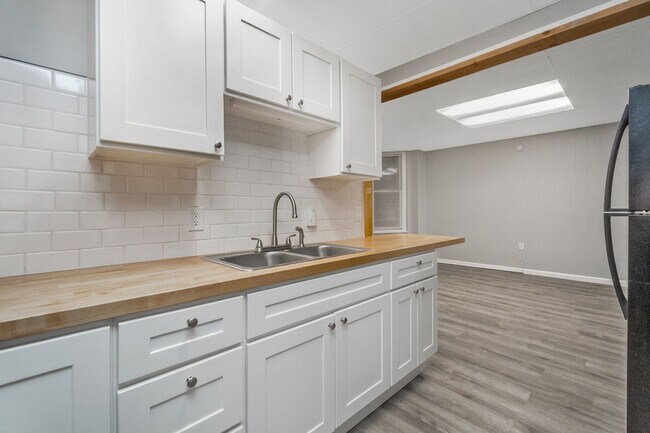 Building Photo - 1901 W Broad St