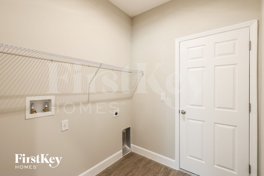 Building Photo - 216 Titan Rd SE