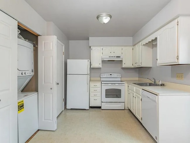 Building Photo - This charming house offers a cozy and comfortable living space.