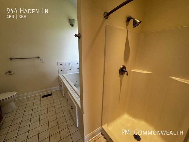 Building Photo - 3 Bed / 2 Bath Single Family with 1b1b in-...