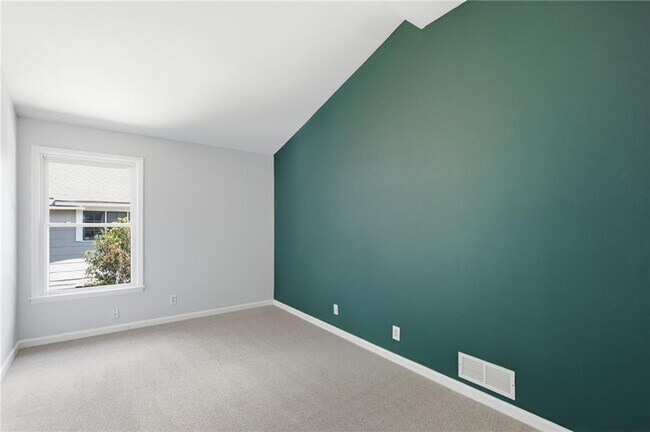 Building Photo - 856 St Charles Ave NE