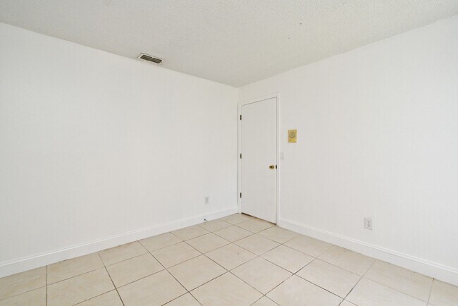 Building Photo - 1,850 Sq Ft 3-Bed, 2-Bath Orlando Home – L...