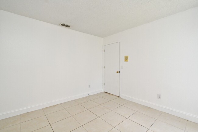 Building Photo - 1,850 Sq Ft 3-Bed, 2-Bath Orlando Home – Lawn Care Included & Fully Updated!