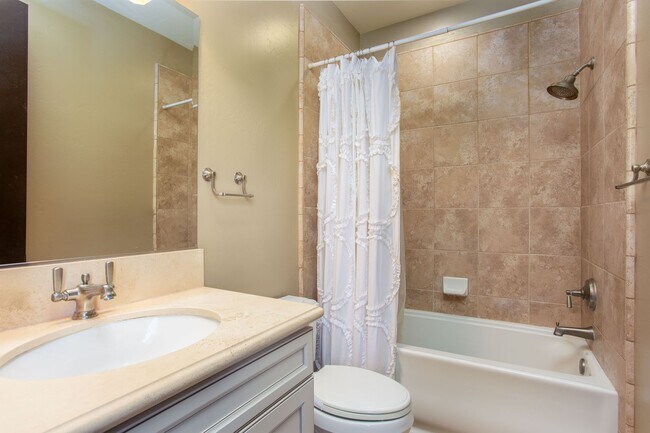 Building Photo - Large 5 bed / 5 bath Tuscan Style Home on ...