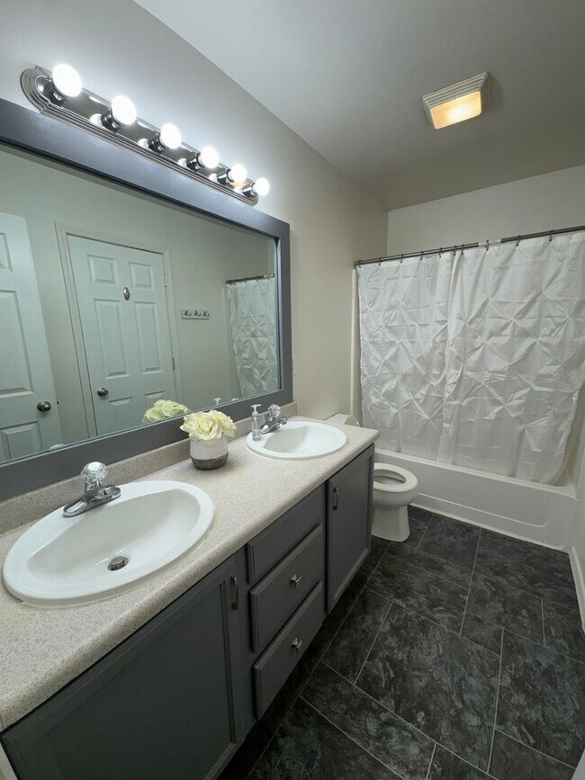 Building Photo - 100 Burton St