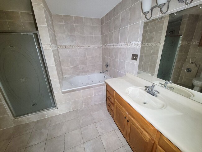 Building Photo - BEAUTIFUL UPDATED 2 BEDROOM 2 BATH CONDO. ...