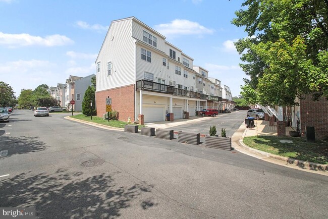 Building Photo - 100 Meadows Ln