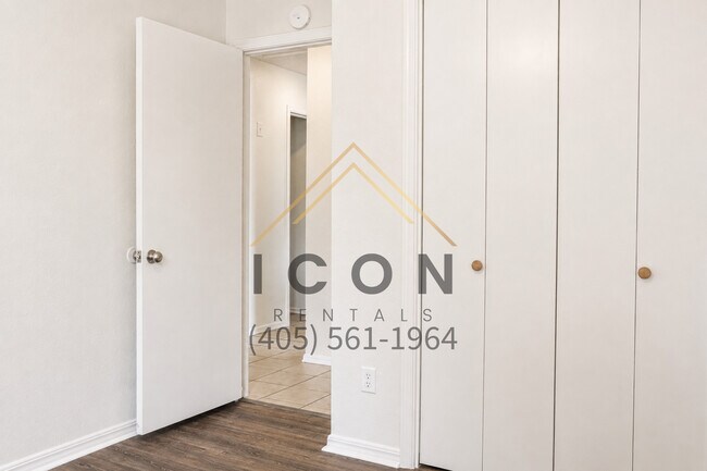 Building Photo - 515 N Robin Way